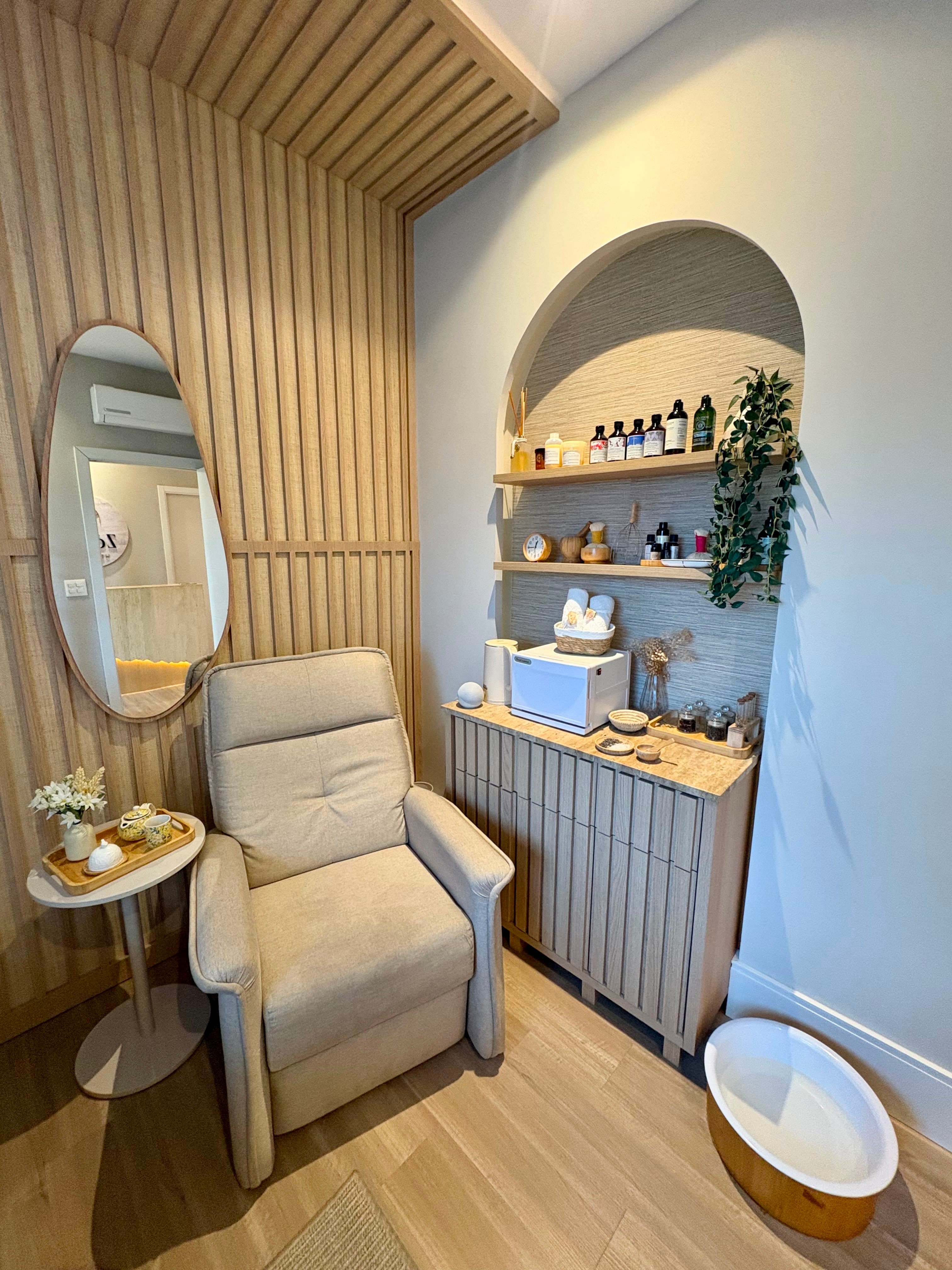 Ambiente interno do Zaya Head Spa com madeira clara e luz acolhedora